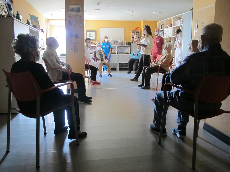 Las personas mayores de IMQ Igurco Bilbozar aprenden yoga en la Las personas mayores de IMQ Igurco Bilbozar aprenden yoga en la